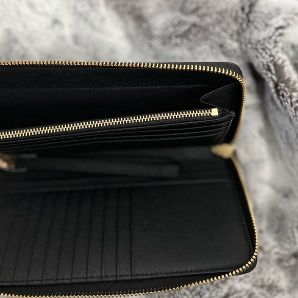 BRAND NEW Tory Burch Robinson Passport Continental Zip Wallet Wristlet - Picture 7 of 9